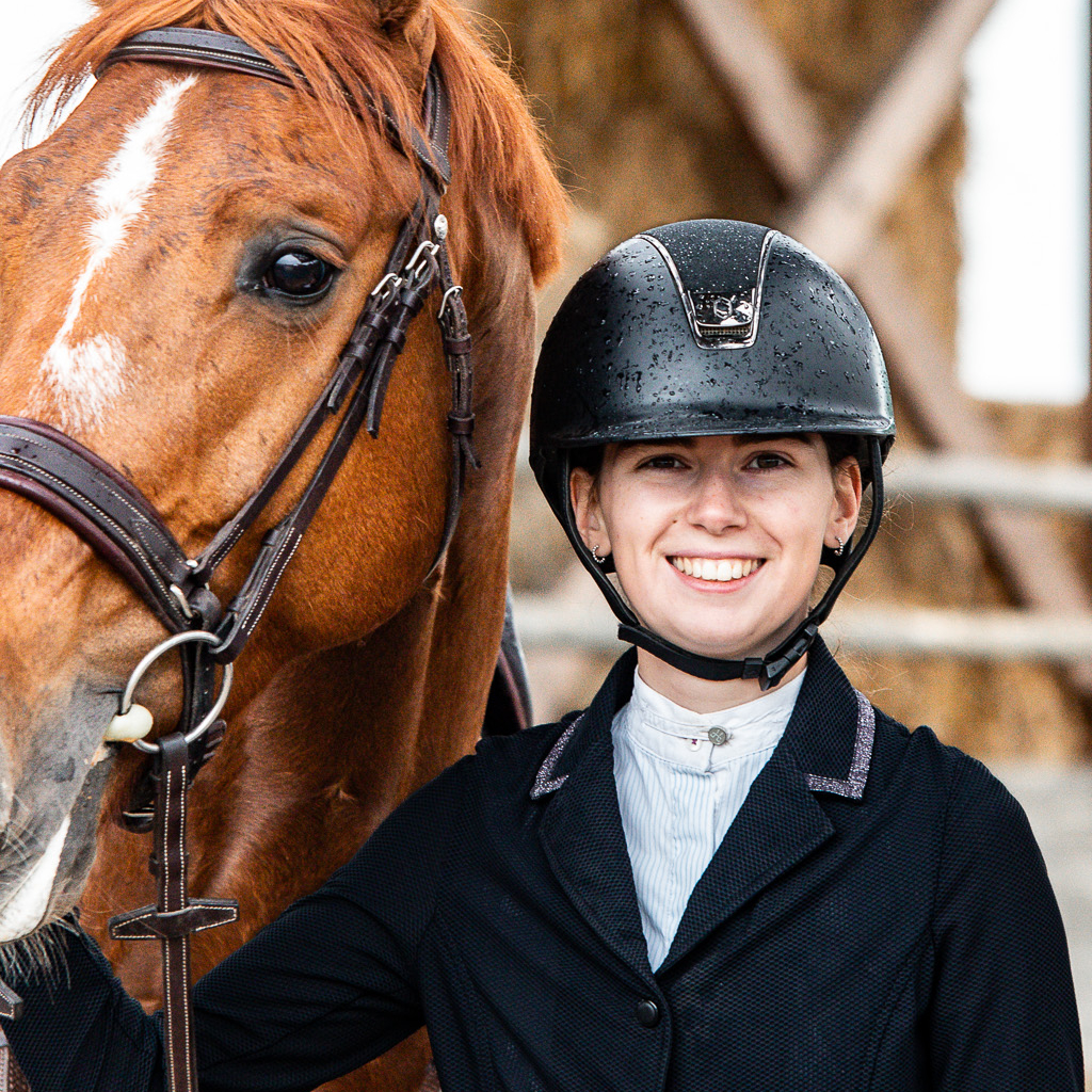 Rosalie Lefebvre, monitrice d'équitation et coach équestre aux Écuries de Laventie (Hauts-de-France).