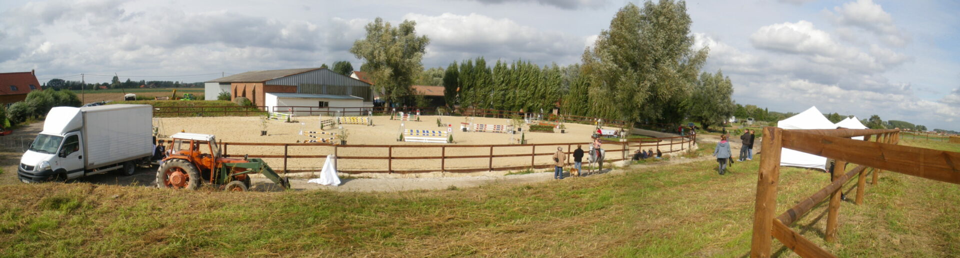 Vue panoramique sur la carrière d'équitation des Écuries de Laventie (Hauts-de-France).