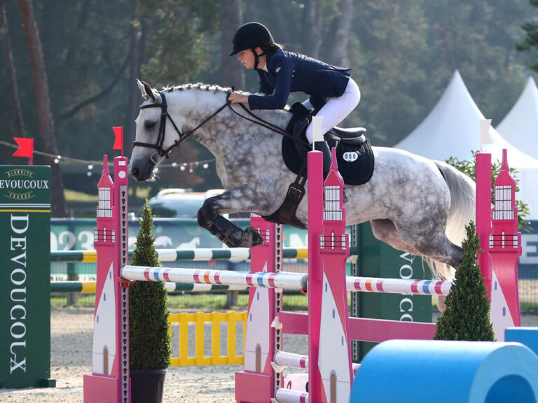 Rosalie Lefebvre, cavalière des Écuries de Laventie, participe à la finale de la 24ème édition du Sologn'Pony SHF (CSO) qui s'est déroulée au Stade Equestre du Grand Parquet de Fontainebleau.
