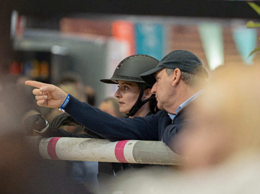 Pierre Lefebvre coache une cavalière lors de l'édition 2025 du Longines Equita Lyon Concours Hippique International.