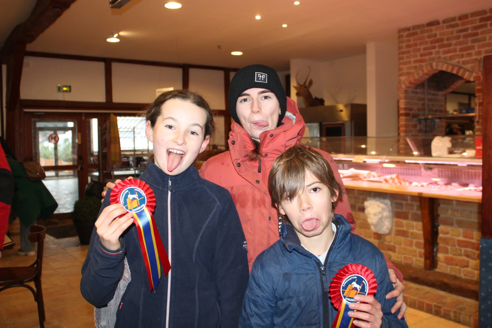 Rosalie Lefebvre et deux jeunes cavaliers.